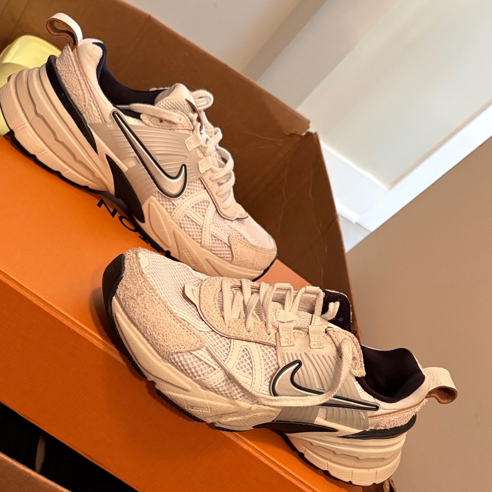 NIKE V2K RUN size 7